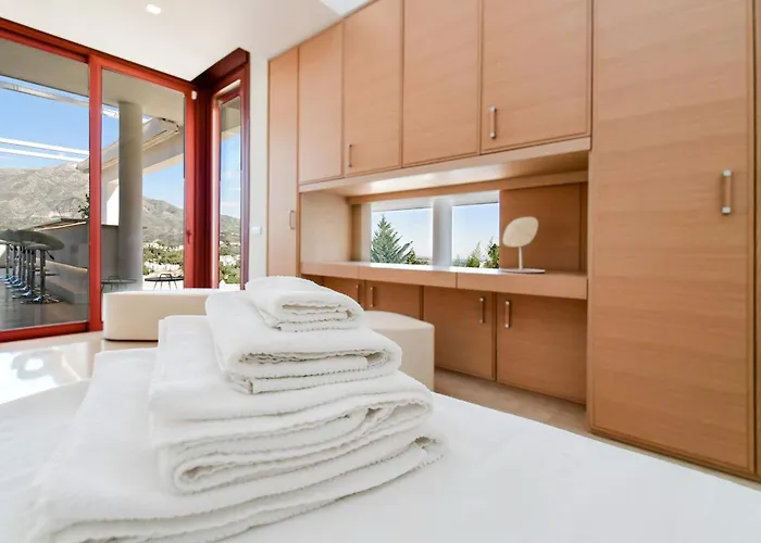 ヴィラ Luxury With Jacuzzis Near Puerto Banus マルベーリャ